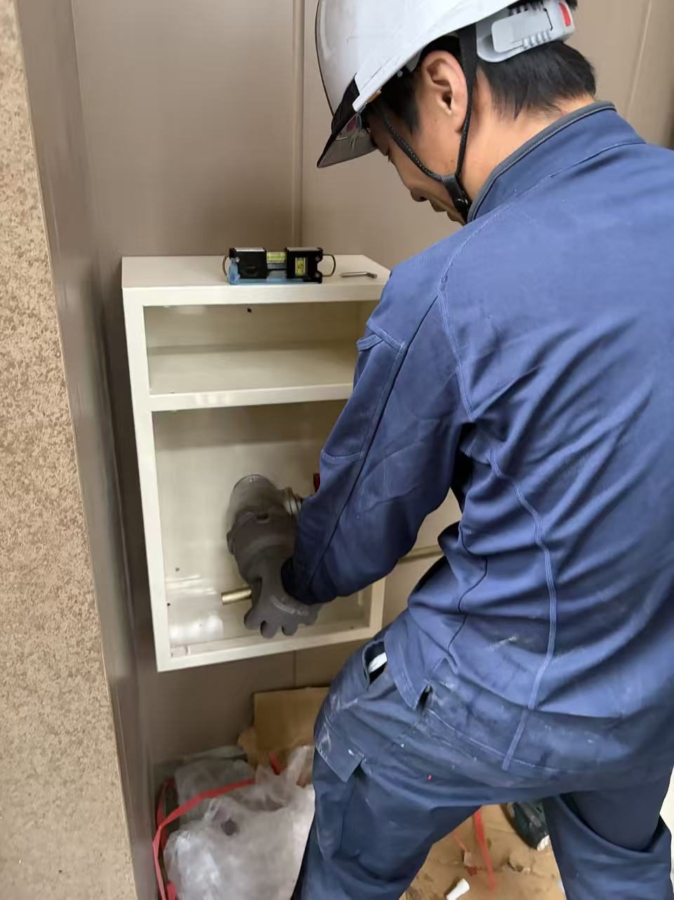消火栓箱の取付作業